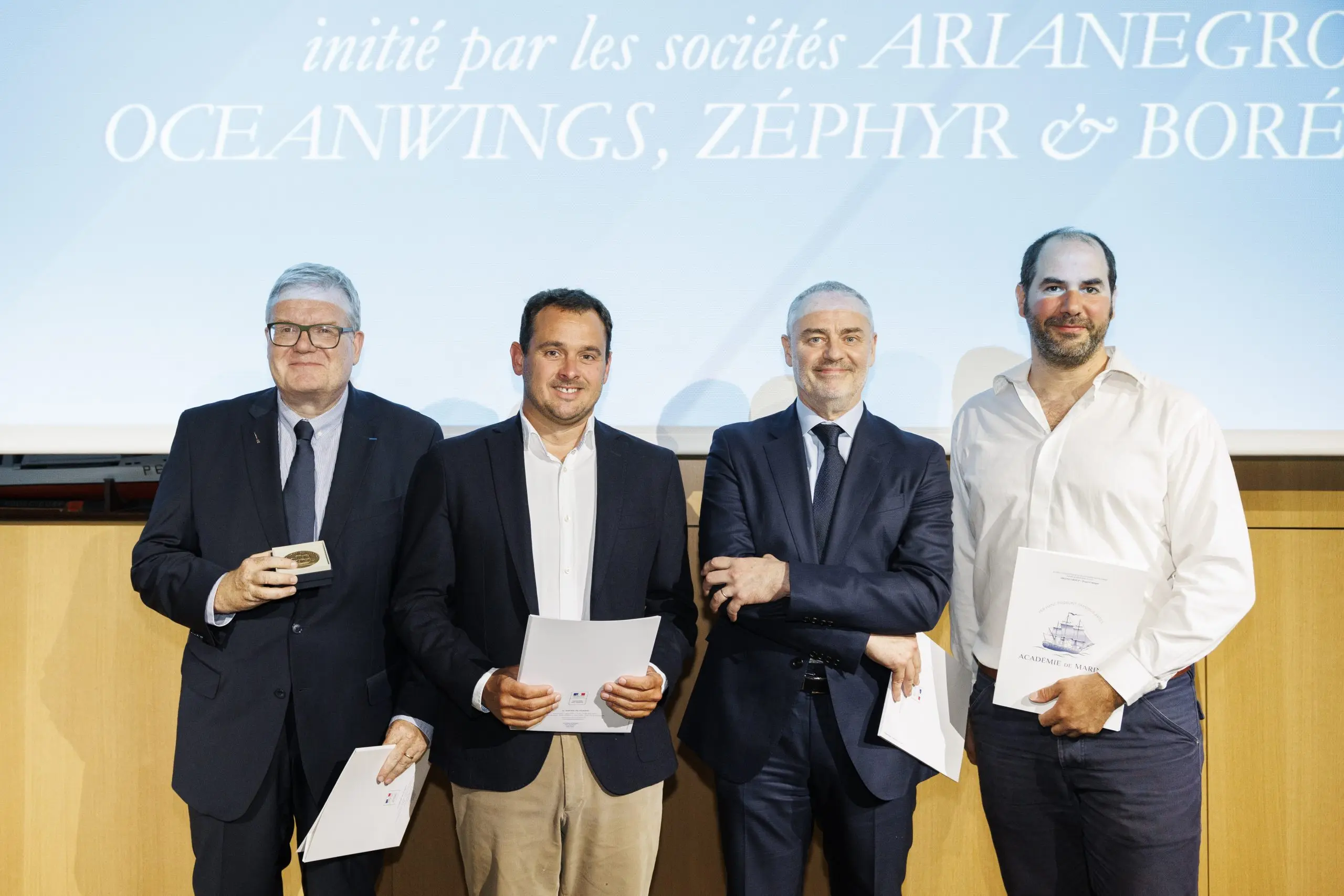 François Deneu (ArianeGroup), Victor Gibon (Alizés), Emmanuel Schalit (CEO OceanWings) und Jérémy Bertaud (VPLP) nehmen den Henri-Kummerman-Preis 2025 für die Canopée entgegen (von links nach rechts).